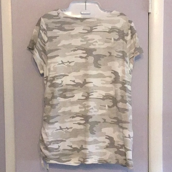 BELLE BY KIM GRAVEL TEE IN SZM MUTED CAMO PRINT EUC. - Picture 5 of 6